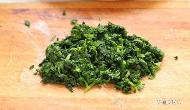  好吃|以后这种蔬菜叶子不要再扔了，用来煎饼，营养高，比鸡蛋饼好吃