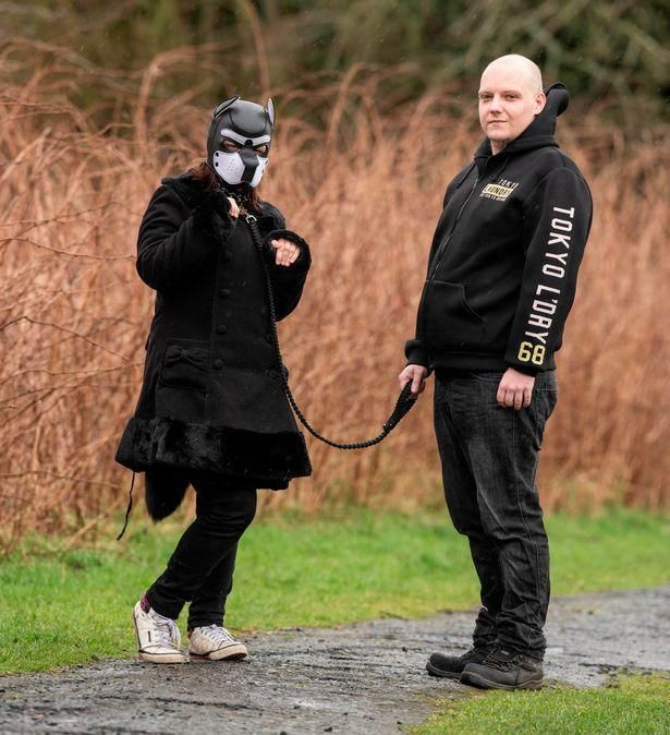 法庭|英男子让女友扮狗牵绳遛,后因又收养男宠,被“忠犬”告上法庭