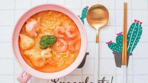 泡面|全国泡面食堂倒闭大潮，你会为20元一碗的泡面买单吗？