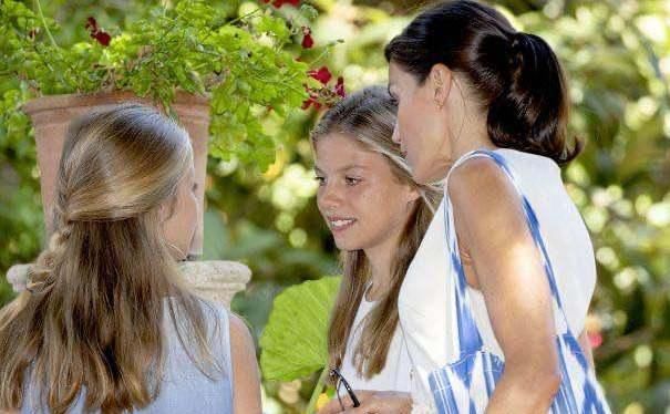  接受|西班牙王后育儿有道，爱美小公主大方接受自身缺陷，大胆露出伤疤