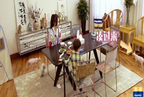  孩子|同样是在家带娃，霍思燕和应采儿的家中客厅却截然不同，各有利弊