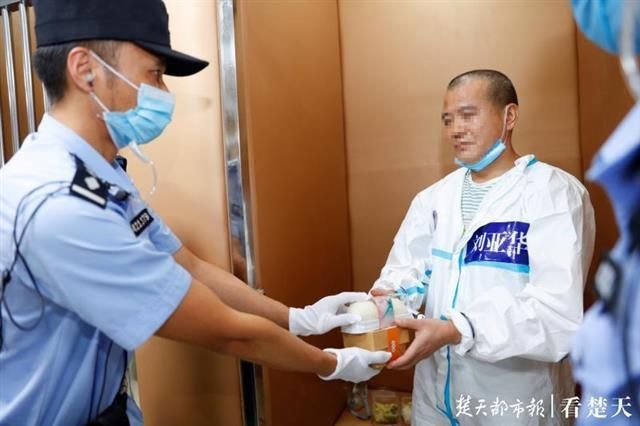 案开庭|法外有情！20人涉黑案开庭，被告人休庭时收到法警送的生日蛋糕