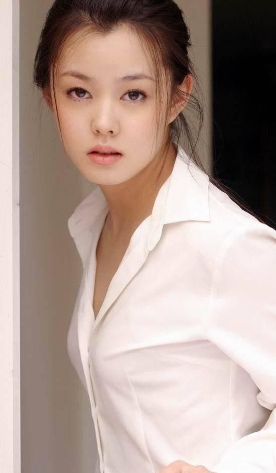  黑色|刘一含出道15年却不温不火，虽撞脸车晓，但身材气质更胜一筹