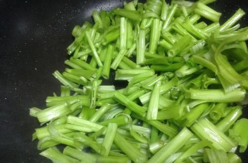  通便|夏季碱性时令菜，不吃就太亏，补钾通便又减肥，2元1把炒一盘