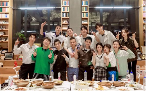  没变|《中餐厅》杀青四年后王俊凯李子峰再同框，人没变但身份不同了