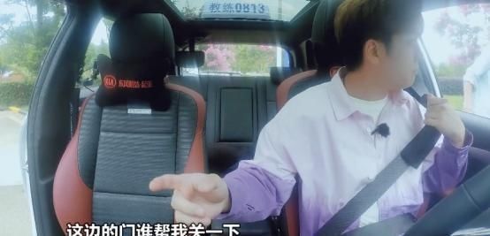 副驾驶的位|小鬼为保护心爱的音响,坐副驾“干扰”武艺,网友:能不能成熟点