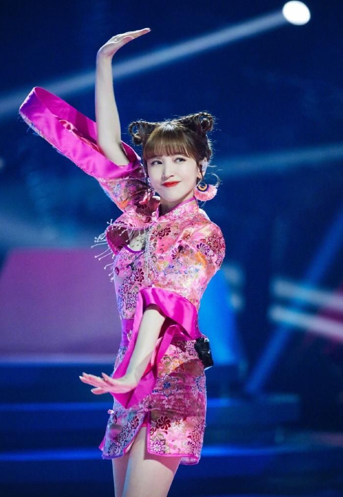 下台|《乘风破浪》金莎舞台掉2次扇子,下台后大哭,张雨绮表现成亮点