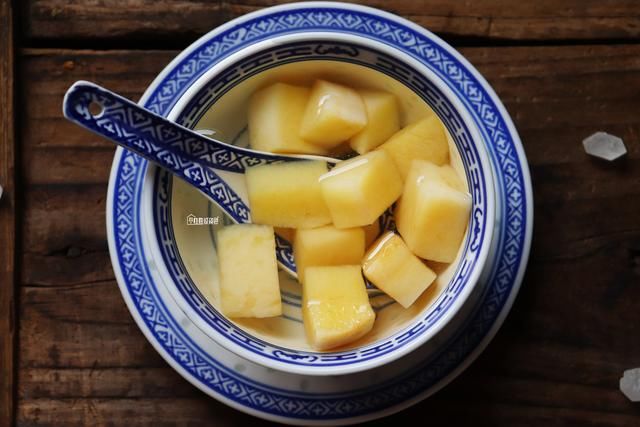  吃不完|吃不完的桃子别扔，教你一种新吃法，清凉解暑，大人小孩都爱吃