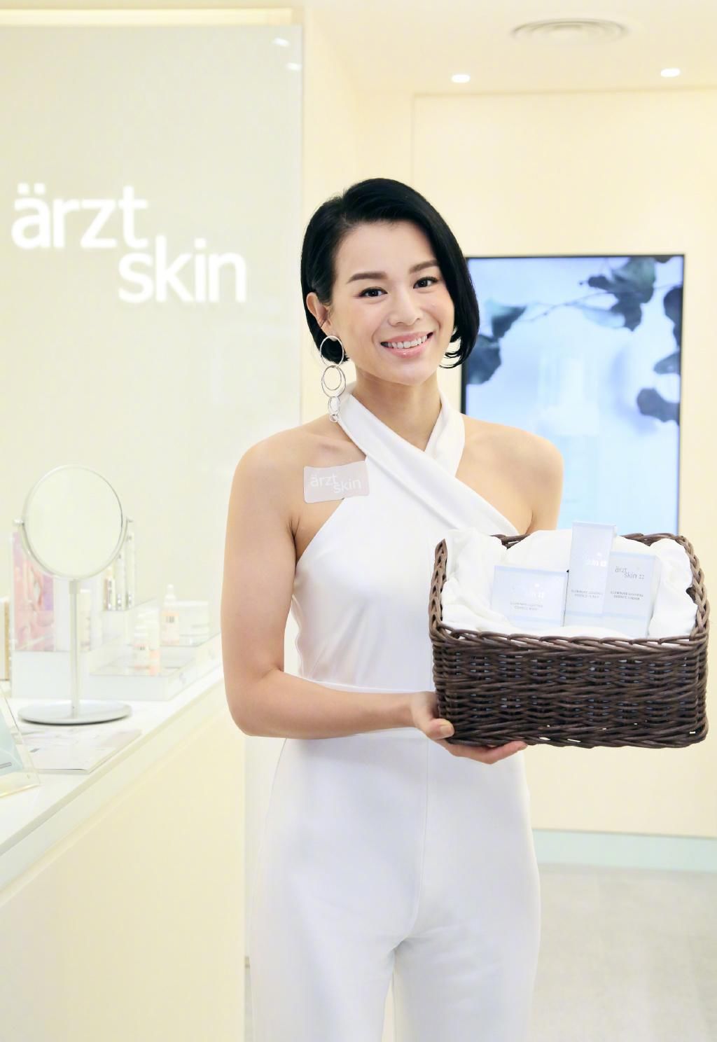  样子|胡杏儿这是中年人的样子？穿白色挂脖连体裤，配短发优雅又少女