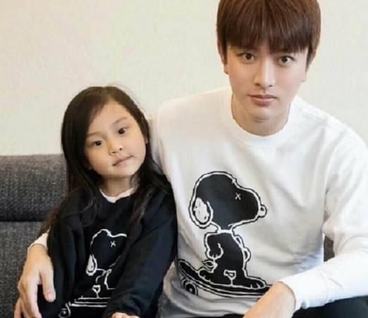  变黑|贾乃亮晒近照：变瘦变黑！香肠嘴抢镜！本人自嘲：这香肠嘴是谁？