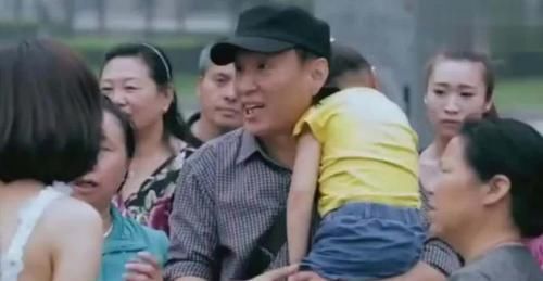 公交车|公交车上婴儿哭闹，爸爸却不管不顾，乘客的一句抱怨，救了一个家