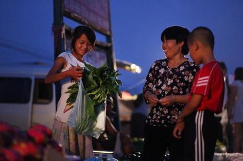  小女孩|实拍：农村9岁小女孩暑假在街头卖菜，最大心愿是能上大学