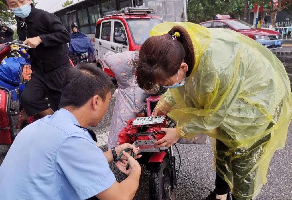  电动|一致好评丨招远交警冒雨走上街头帮电动自行车上牌!
