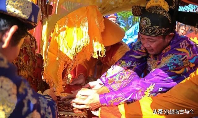  广治省|越南人纪念反法“勤王运动”135周年，迎造反皇帝神位到广治供奉