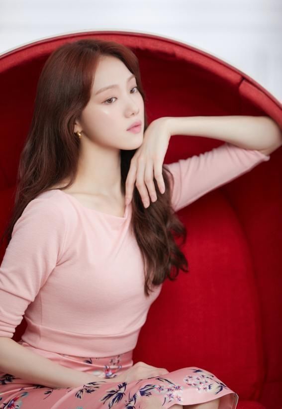 粉色|李圣经太扛“老”，30岁还拥有牛奶肌，红棕发色配粉色穿搭好少女