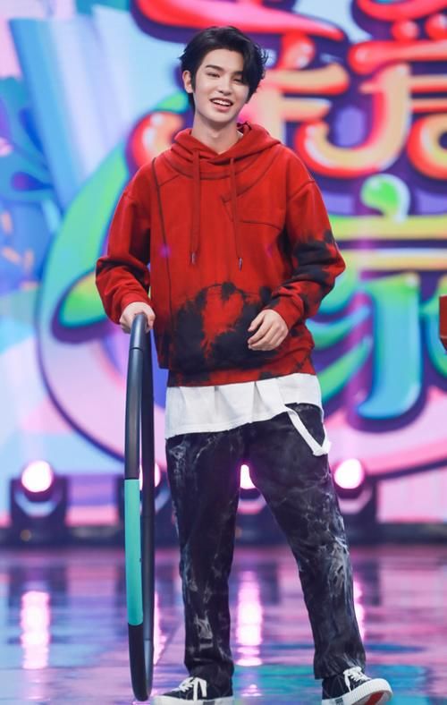  节目中|黄明昊口无遮拦翻车？吐槽吴奇隆的这句话，节目组字幕也不敢打