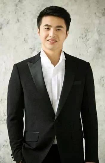  身陷|他智商140，31岁成北大教授，如今身陷出轨疑云跌“神坛”