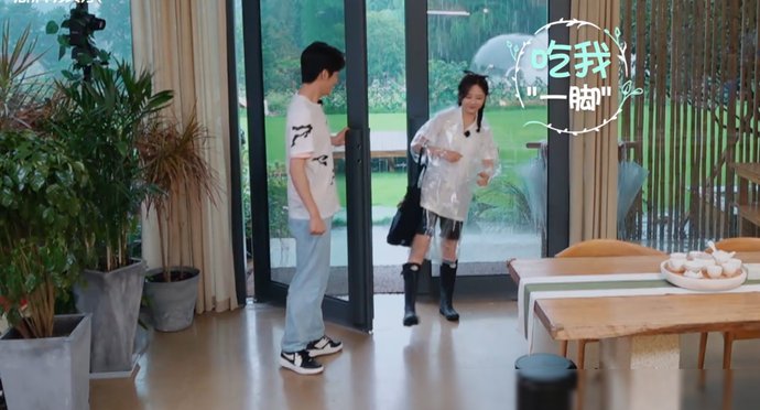  下意识|谭松韵冒雨重返节目组，谁注意张新成下意识反应？怕是偶像剧情