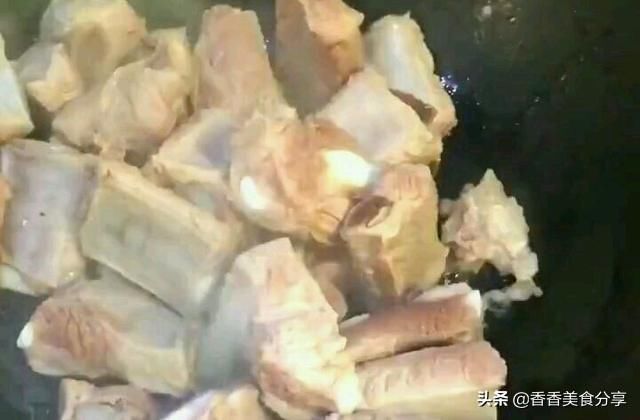  味道|香喷喷的排骨焖饭，做法很简单，味道不简单