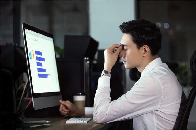  忍不住|员工加班累到做手术，复工第一周又让加班，小伙终于忍不住爆发了