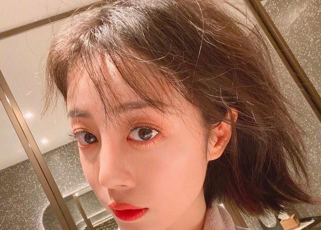 杨幂|与杨幂解约后空窗2年,和昔日同事同台PK,她被指成“背景板”