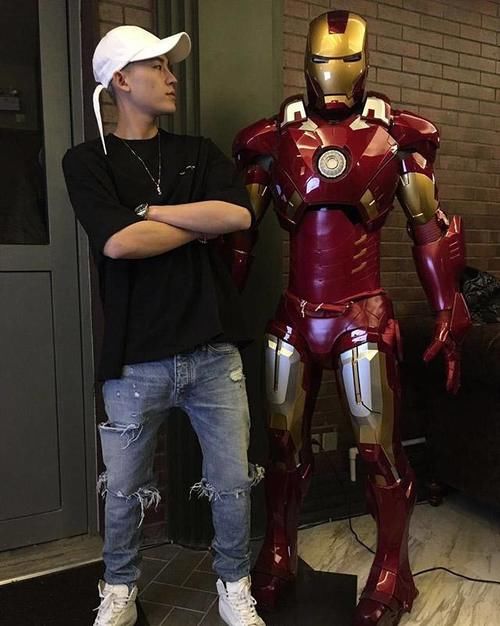  别人|晒晒欧豪如今住的豪宅，别人家都是挂欧式油画，他家却挂着卡通画