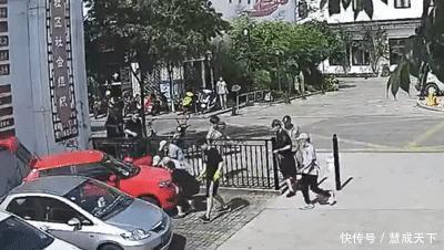  驾驶员|匪夷所思！驾驶员倒车，把自己卷进车底，现场惊心动魄