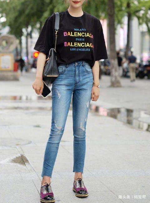 上衣|随性的上衣不打结,搭配牛仔裤,修饰修长的双腿,提升辨识度