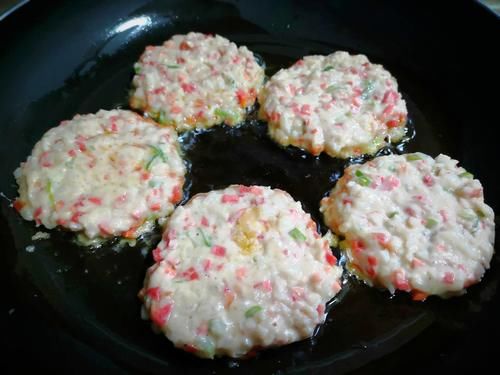 莲菜蔬菜饼|这两种食材,一个健脾一个护眼,搭配做成小饼,咬一口满嘴香!