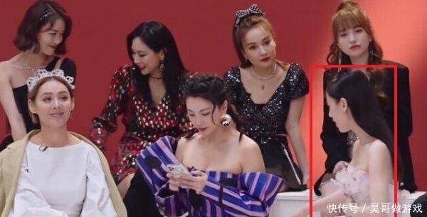 后黄圣依|黄圣依乘风破浪首秀,上台前喊停晓明帮提裙,难怪被称豪门阔太!