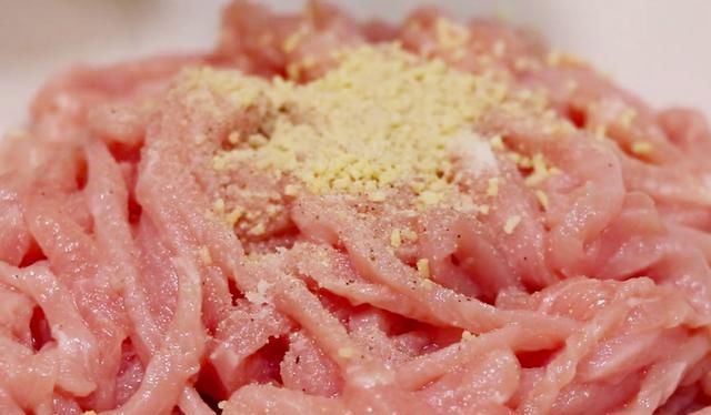  技巧|不管炒什么肉丝都不要直接下锅，教你2个小技巧，肉丝鲜嫩不粘锅