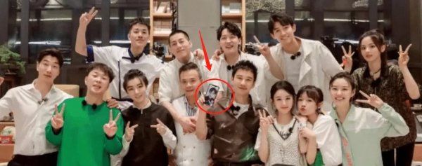 真实|黄晓明晒“全家福”, 却忘记给刘宇宁P图, 这就是网红的真实颜值