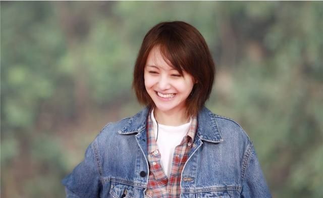 再现|郑爽节目现场再现低素质:脚踩坐椅玩手机,被称最尴尬领笑员