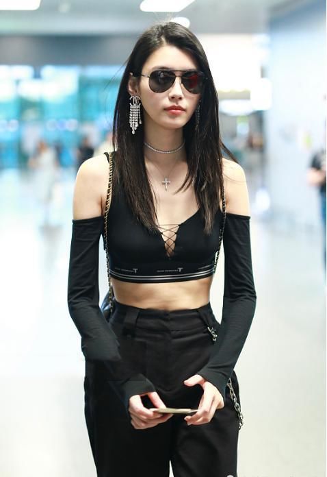  奚梦瑶|奚梦瑶复工走LV秀，神态自然贵太范十足，但腰间的赘肉好明显