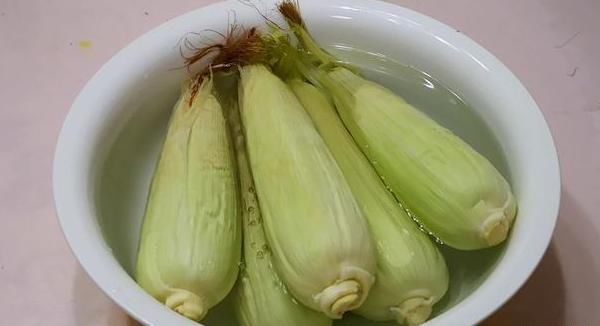 东西|想要玉米好吃别只放水,加以下2样东西,煮出的玉米又香又糯!