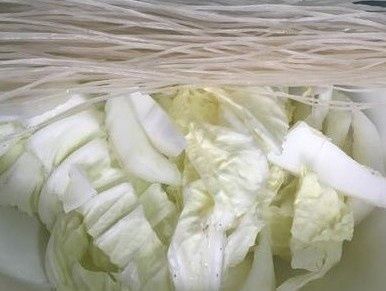  豆腐|白菜汤加入豆腐粉条，炸肉丸子一咕嘟！营养美味，吃得身上暖洋洋