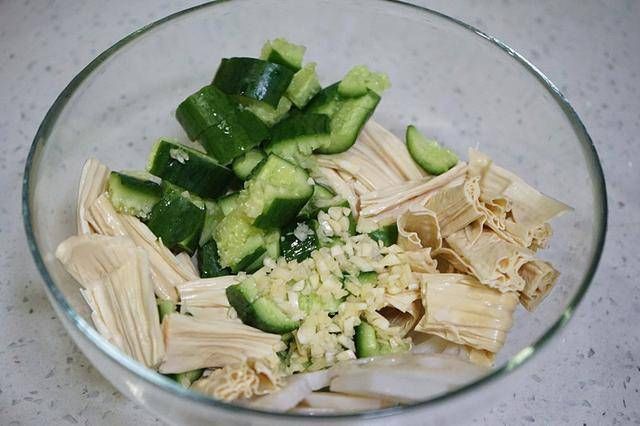  不了|这个菜降火气还清肺热，三色搭配口感清爽又好看，天热餐桌缺不了