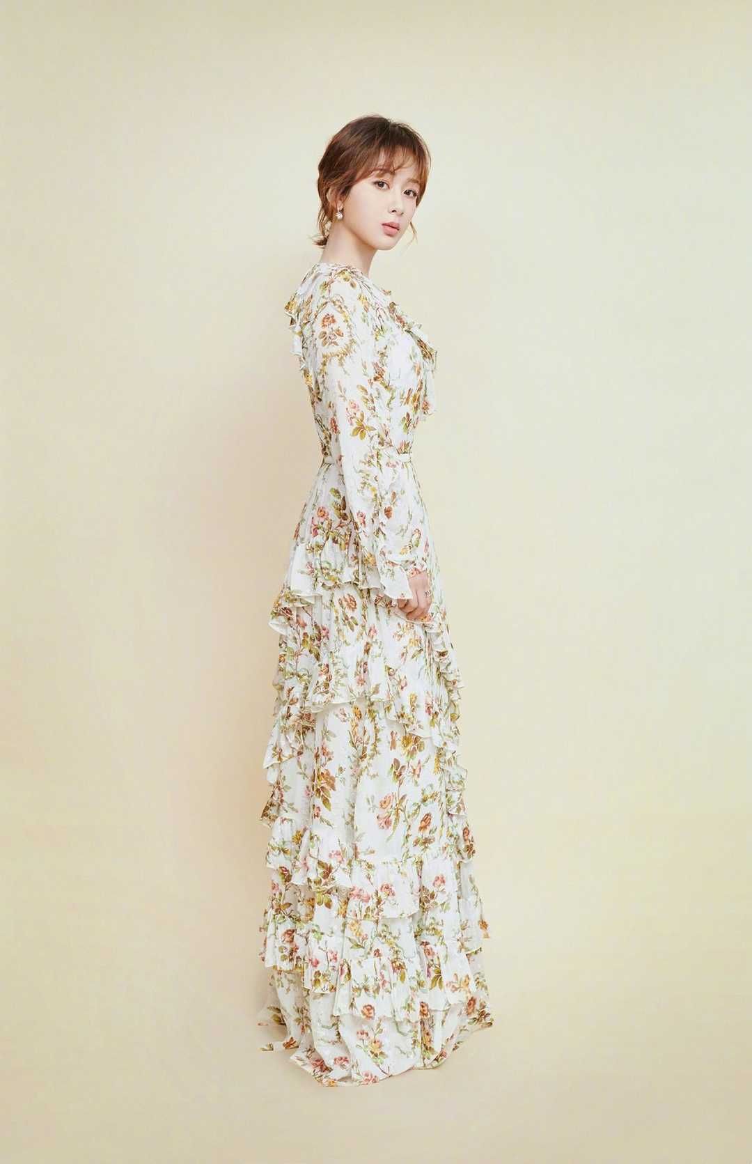 连衣裙|白百何瘦下来真会穿，高领碎花连衣裙配高马尾，气质高级大气