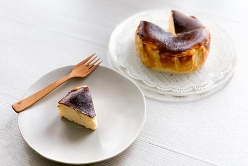  巴斯克芝士蛋糕|别再做电饭锅蛋糕了，现在流行它！比戚风蛋糕更柔软，简单零失败