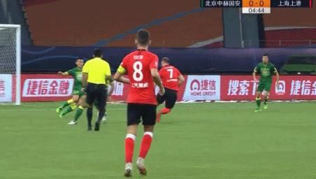 外援|中超再现争议判罚！上港大牌外援暴力踩倒国安后卫，裁判选择无视