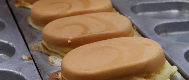 街头|大姐街头卖“煎蛋糕”小吃,分量足味道好,6块就能管饱