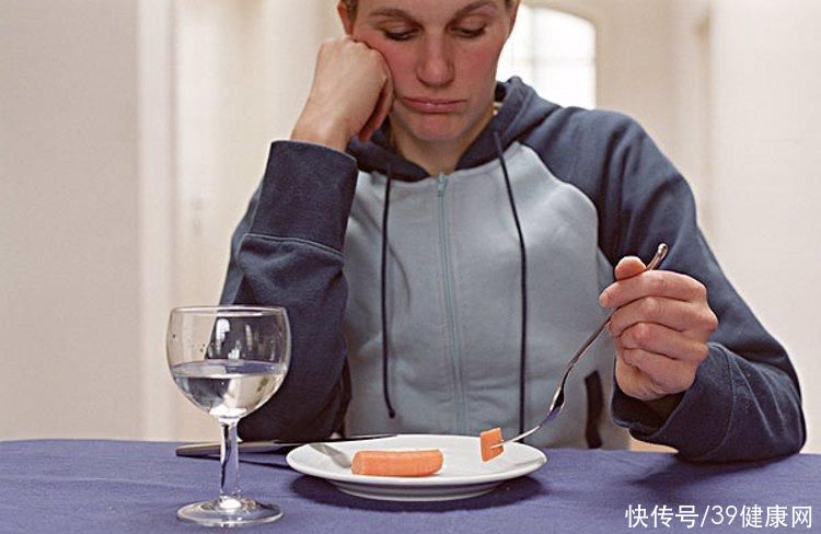 睡前吃宵夜和饿肚子哪个伤害大(“睡前吃宵夜”和“饿肚子睡觉”，哪个危害更大？看完不再纠结)