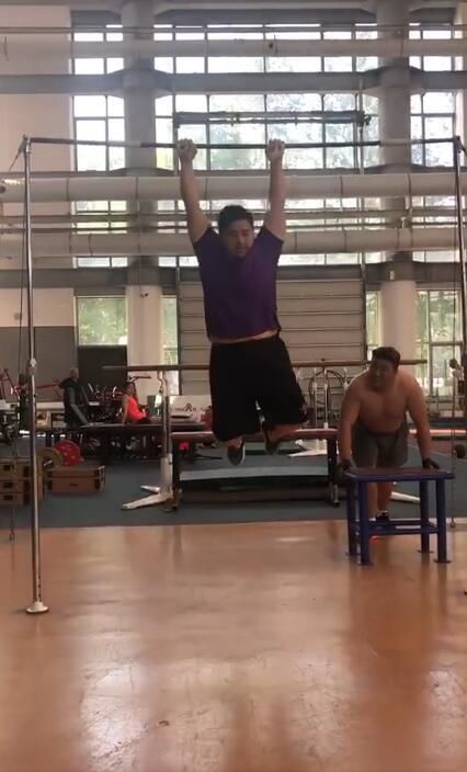  东京奥运会|世界冠军实现自我超越！一口气做10个引体向上，教练赶紧递上凳子