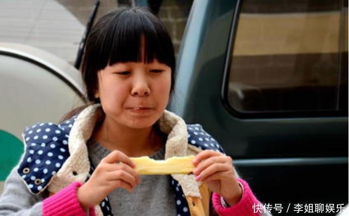 街上|西班牙美女到中国,看到街上这幕疑惑:中国人为什么连树都敢吃?