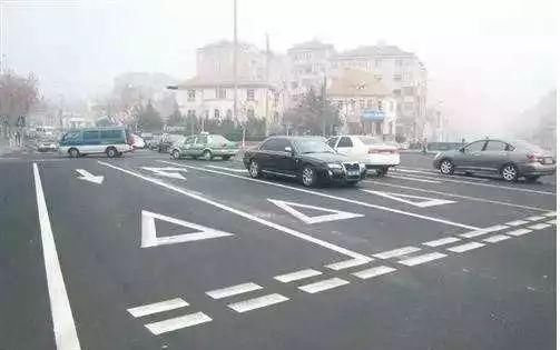  开车|路上一个标志，让车主多赔10万元，开车的请注意了