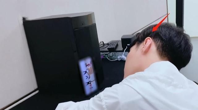  张艺兴|宁静团连线请教张艺兴，而张艺兴看手机的方式成了“亮点”