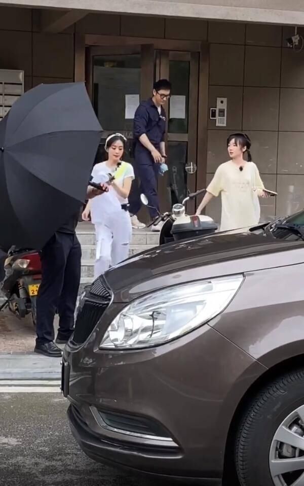  以看得到|赵丽颖《中餐厅》节目组防的多严？十几把黑伞挡拍