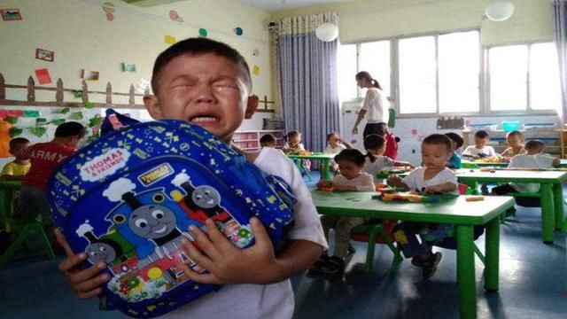  妻子|“刘”姓爸爸给孩子取名字，老师脸红叫不出口，妻子：丢死人了