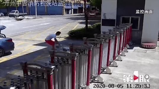  饮料|暖心 | 高温酷暑下 他在消防站岗亭放下16件饮料