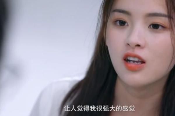  少女|火箭少女最后一场舞台，其他成员都哭了，为何只有杨超越没哭？